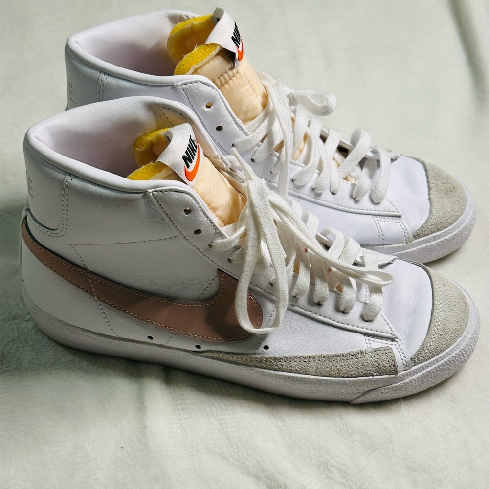 Nike Blazer Mid ’77 Vintage White w/ Rose Gold Swoosh – Women’s 9.5